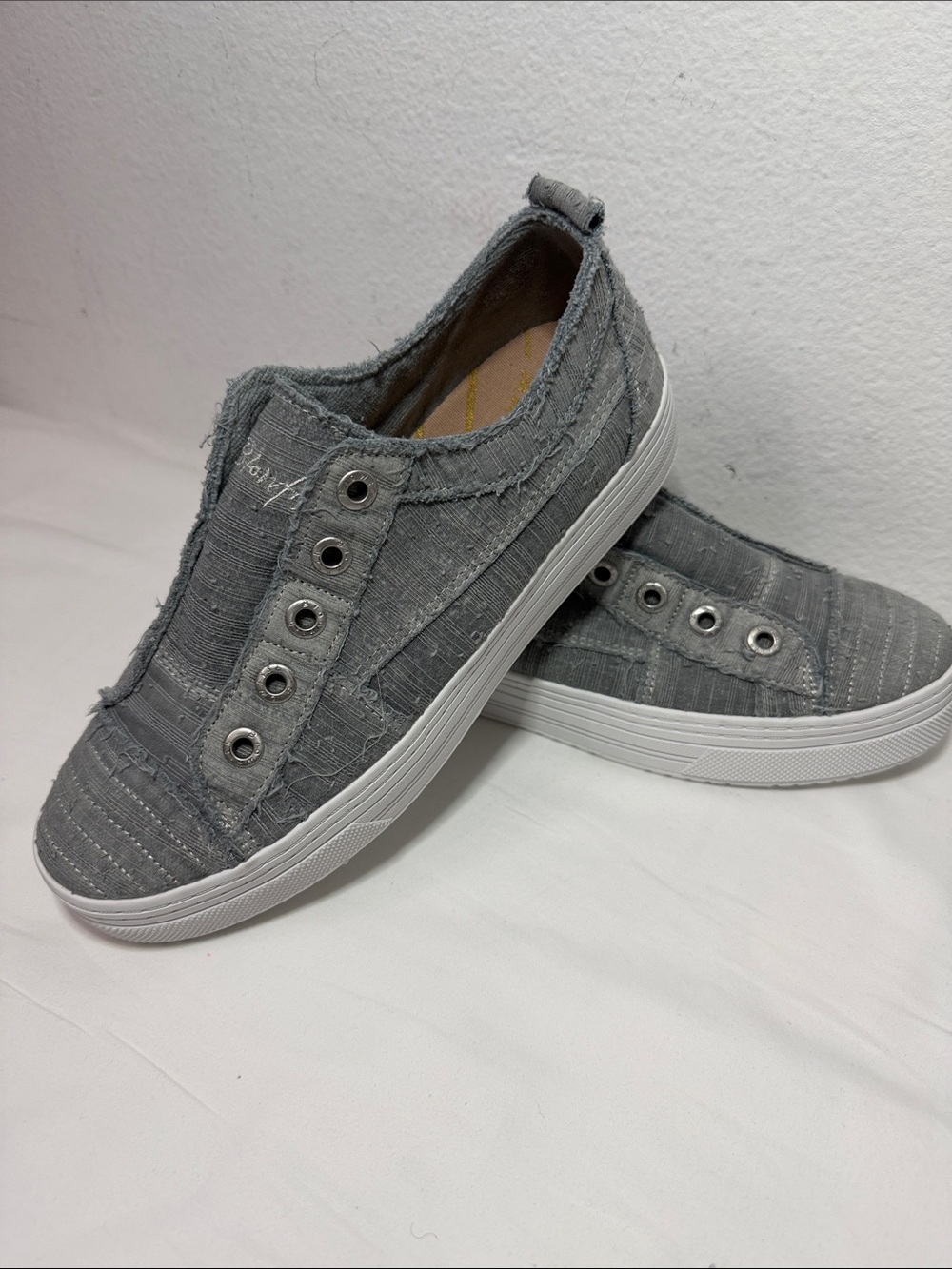 Blowfish Slip-On Casual Sneakers in Gray new no box